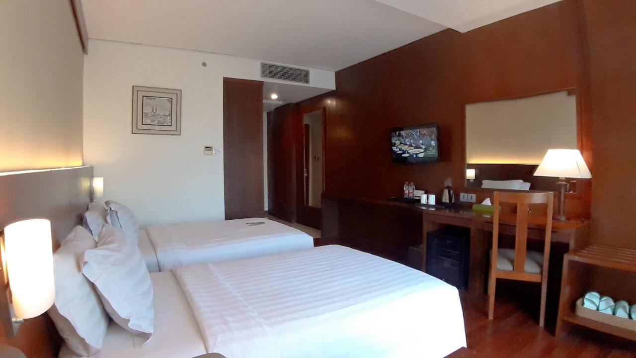 Oak Tree Emerald Hotel & Coventions Семаранг Екстериор снимка