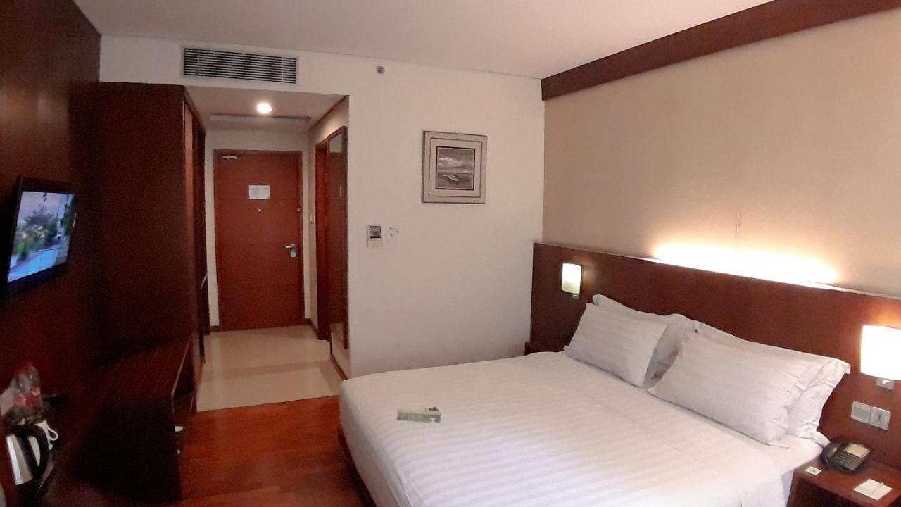 Oak Tree Emerald Hotel & Coventions Семаранг Екстериор снимка