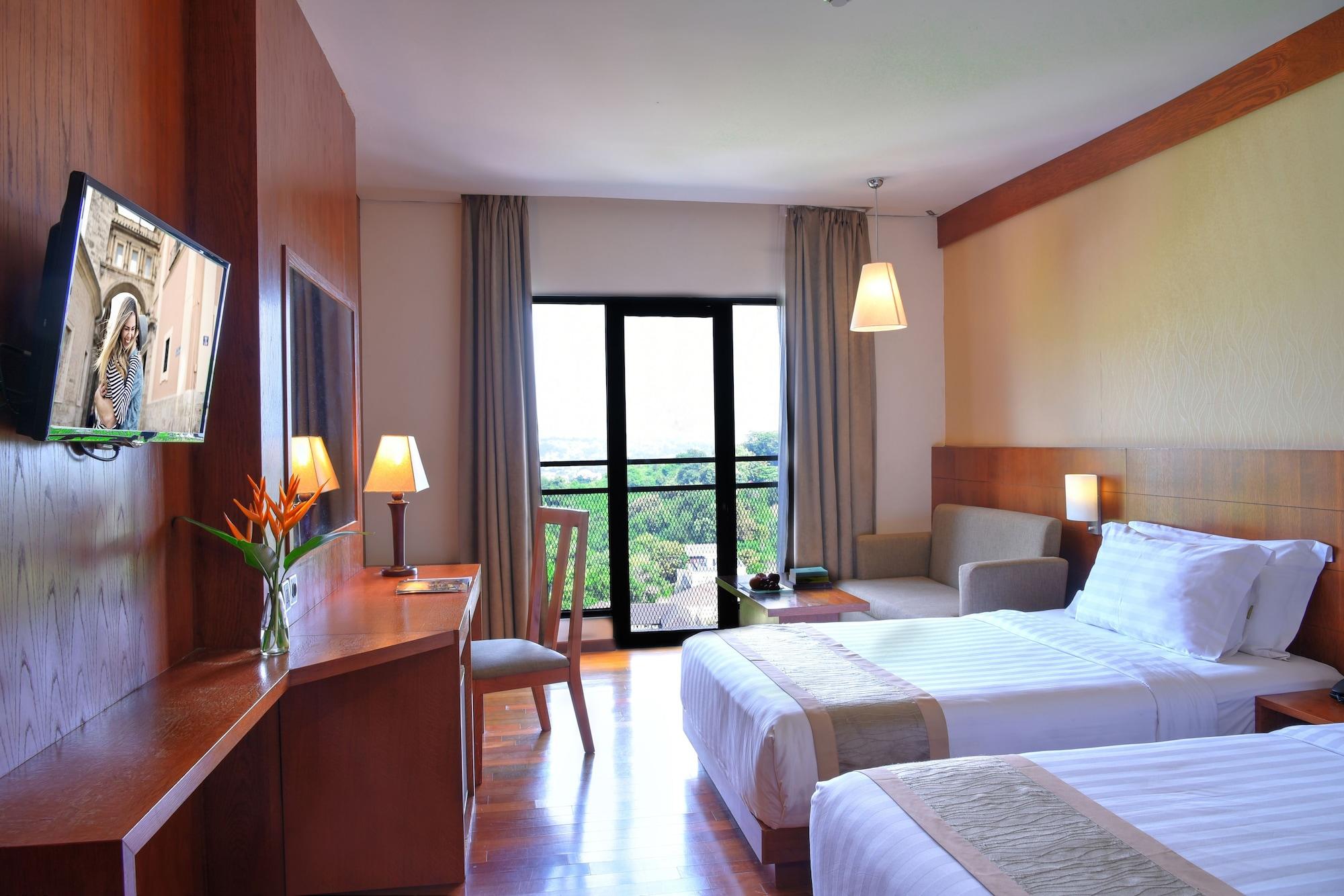 Oak Tree Emerald Hotel & Coventions Семаранг Екстериор снимка