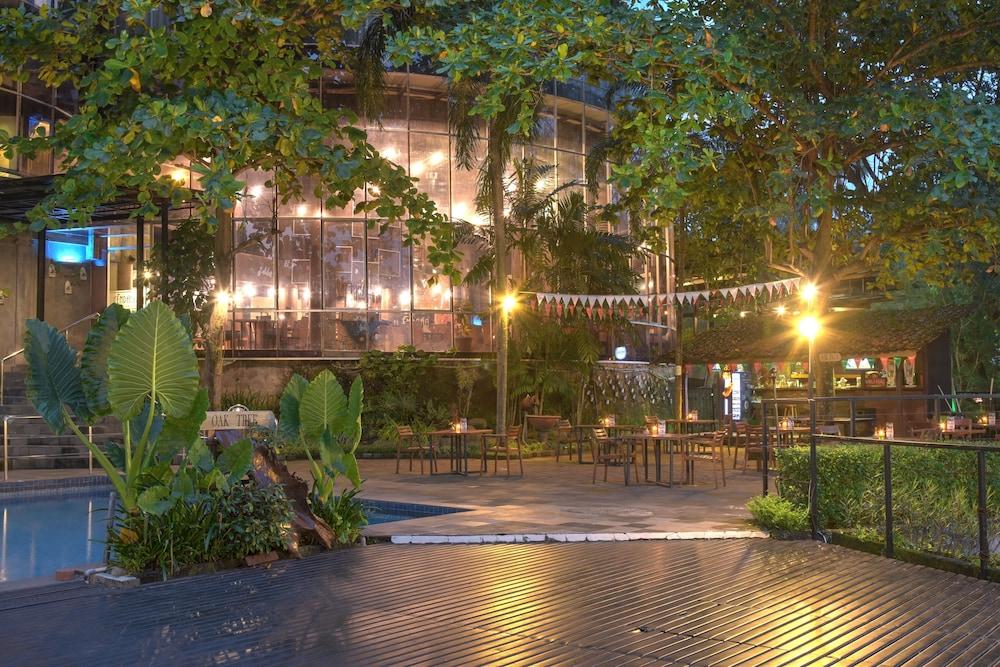 Oak Tree Emerald Hotel & Coventions Семаранг Екстериор снимка