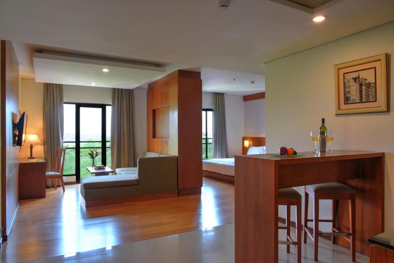 Oak Tree Emerald Hotel & Coventions Семаранг Екстериор снимка