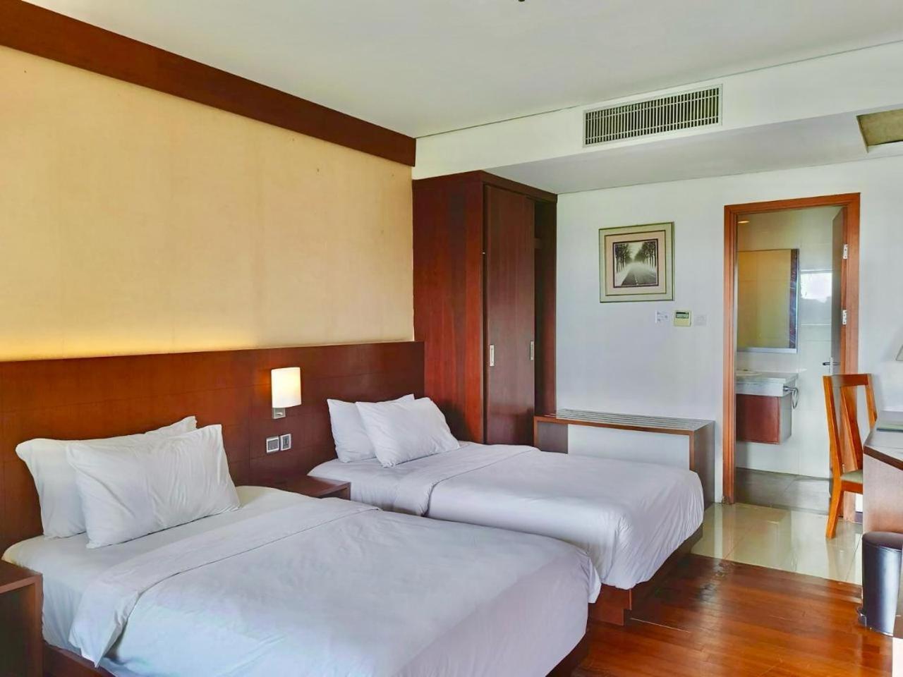 Oak Tree Emerald Hotel & Coventions Семаранг Екстериор снимка