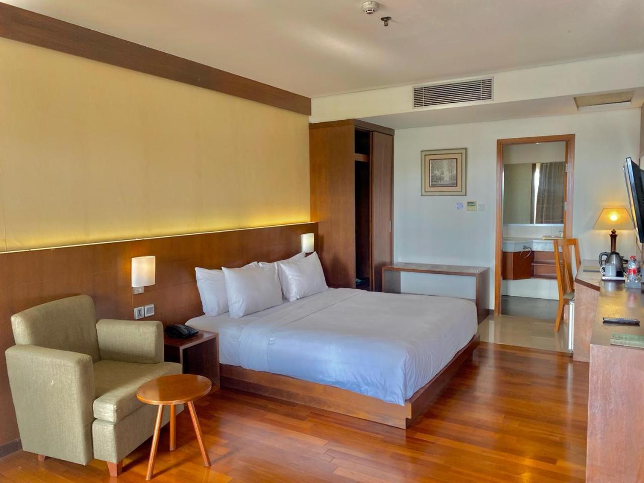 Oak Tree Emerald Hotel & Coventions Семаранг Екстериор снимка