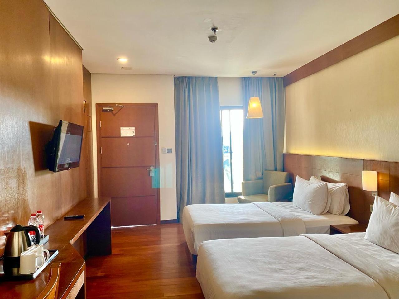 Oak Tree Emerald Hotel & Coventions Семаранг Екстериор снимка