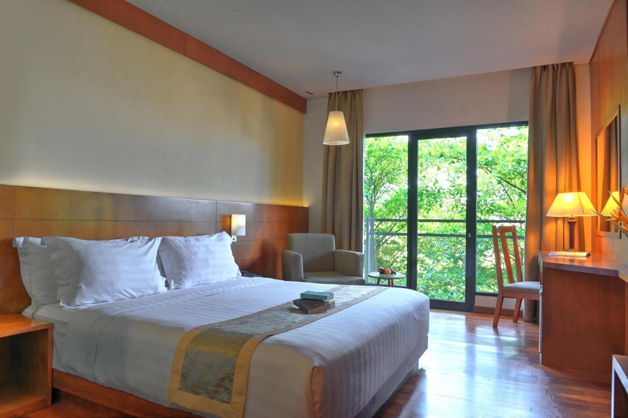 Oak Tree Emerald Hotel & Coventions Семаранг Екстериор снимка