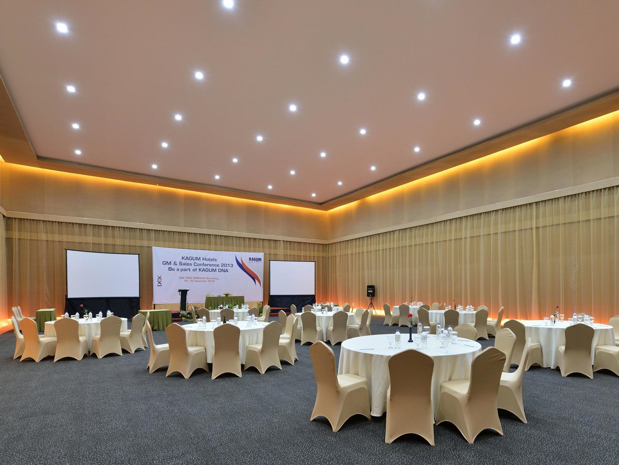 Oak Tree Emerald Hotel & Coventions Семаранг Екстериор снимка
