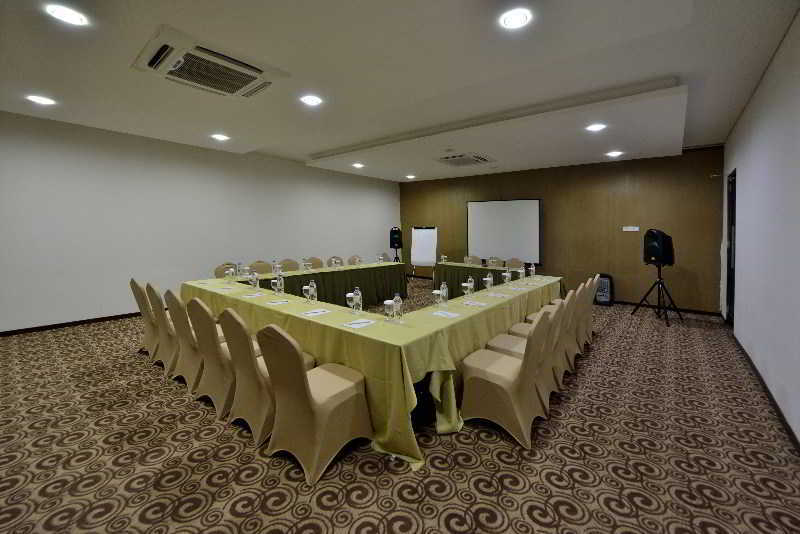 Oak Tree Emerald Hotel & Coventions Семаранг Екстериор снимка