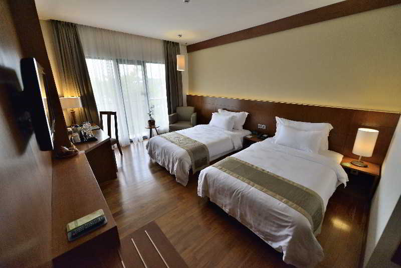 Oak Tree Emerald Hotel & Coventions Семаранг Екстериор снимка