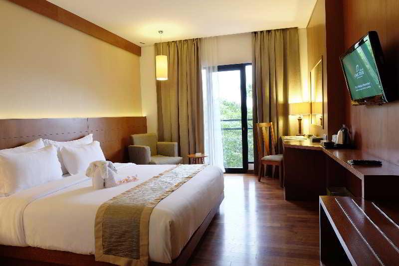 Oak Tree Emerald Hotel & Coventions Семаранг Екстериор снимка