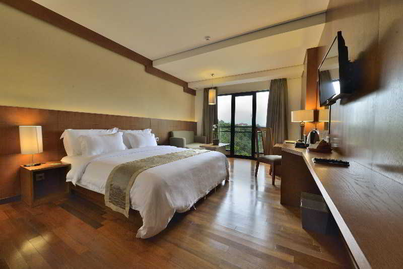Oak Tree Emerald Hotel & Coventions Семаранг Екстериор снимка