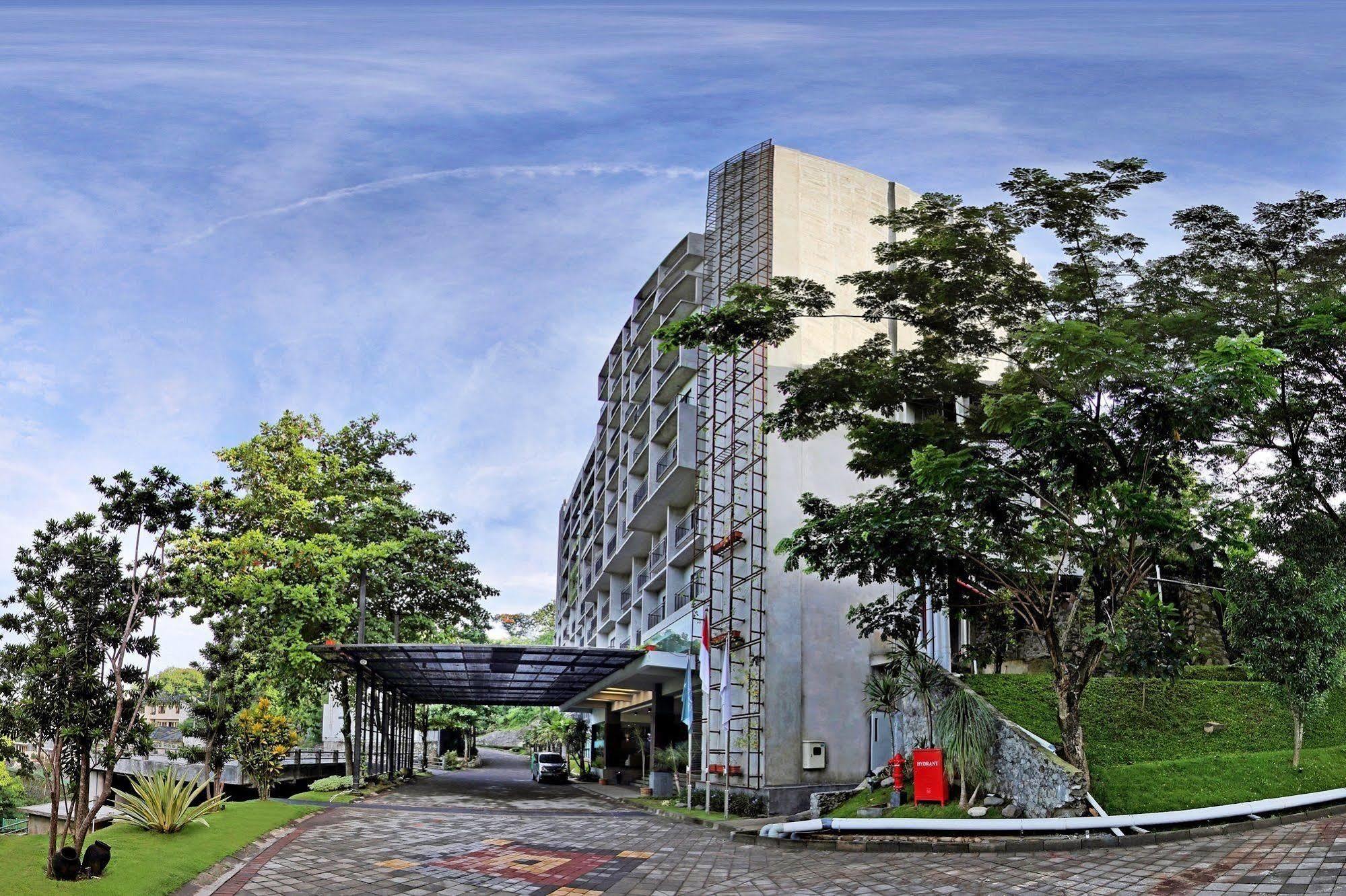Oak Tree Emerald Hotel & Coventions Семаранг Екстериор снимка