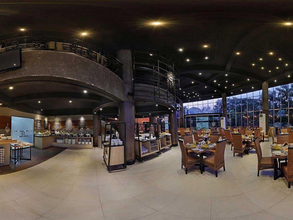 Oak Tree Emerald Hotel & Coventions Семаранг Екстериор снимка