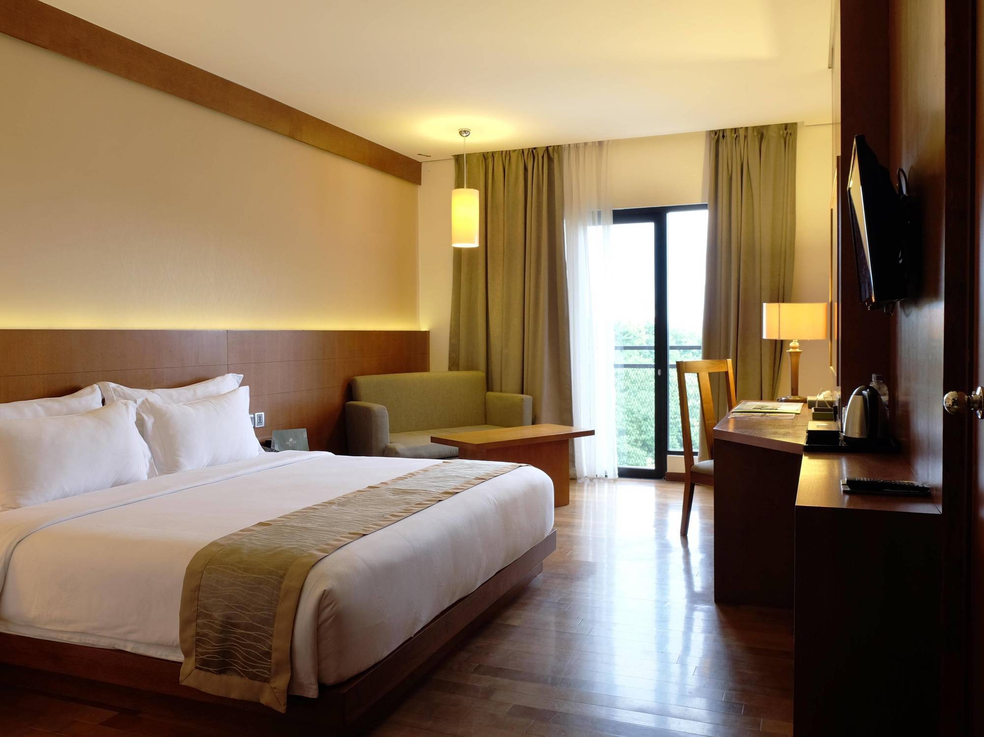 Oak Tree Emerald Hotel & Coventions Семаранг Екстериор снимка